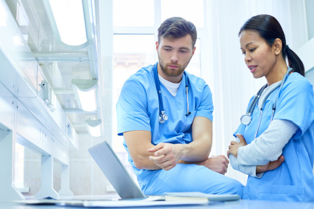 医学实习生思考研究素材图片