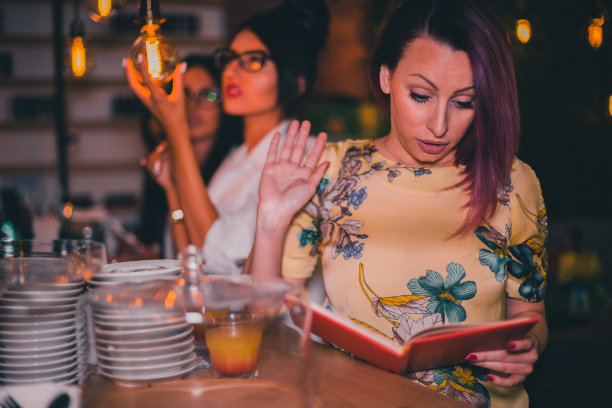 时尚的女人在酒吧点饮料图片下载
