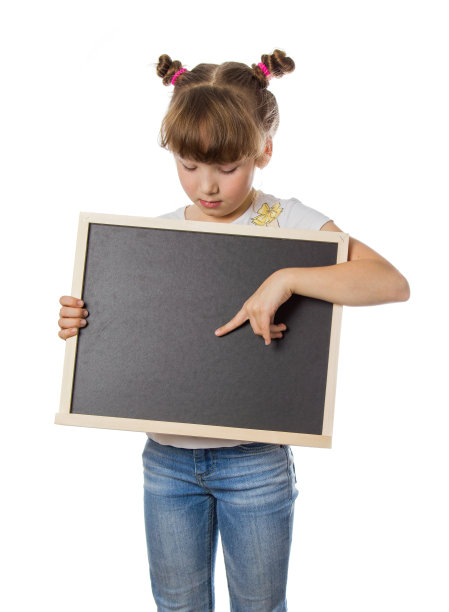 一个金发的小女孩手里拿着一个画板。白色的孤立的背景。图片下载