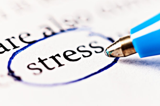 圆珠笔在打印文件中圈出“重读”一词图片下载