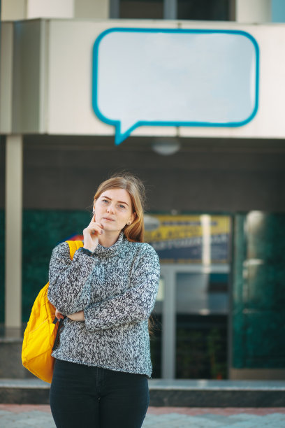 女性一边思考一边触摸她的脸颊图片下载
