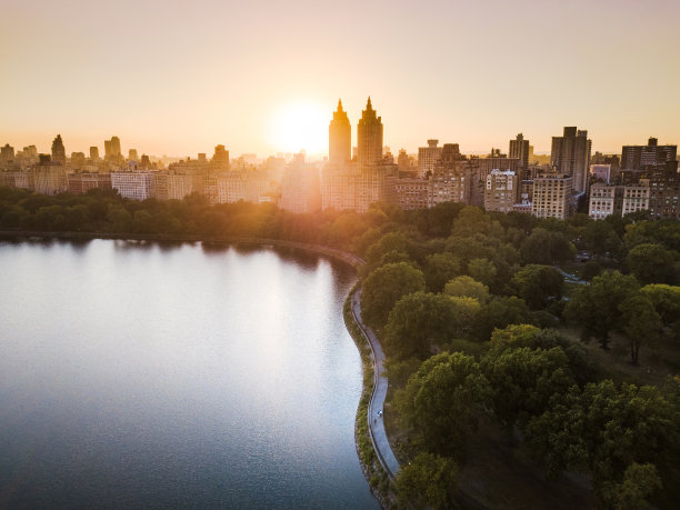 日落从中央公园水库在纽约鸟瞰图图片下载
