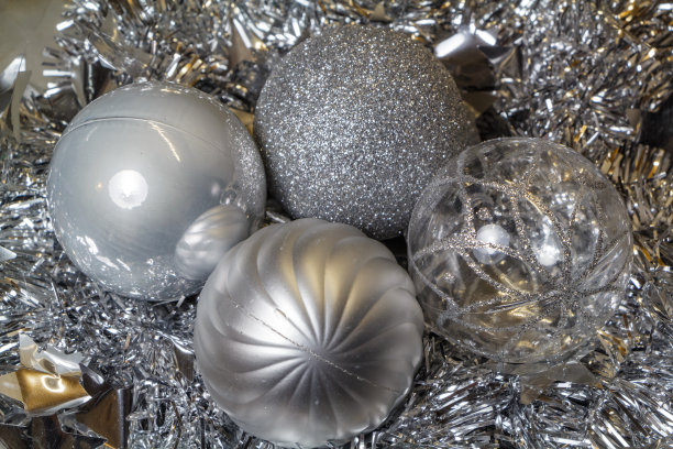 银色的圣诞球和金属丝图片下载