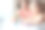 母亲和蹒跚学步的女儿在家里玩橡皮泥或橡皮泥。快乐的家庭学习在舒适的周末早晨素材图片