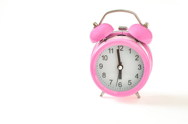 复古的粉色闹钟，上面有6点，孤立在白色背景上图片下载
