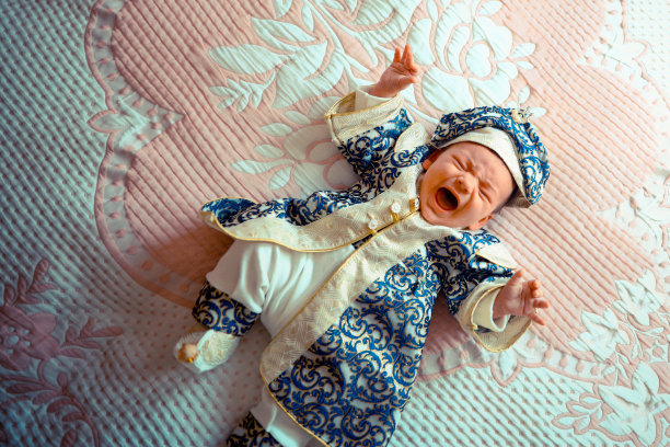 小婴儿在床上哭图片下载