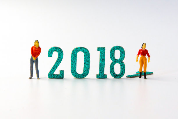 2018年新年概念男女微型人物站在20 018数字和彩色星星在白色的背景。图片下载