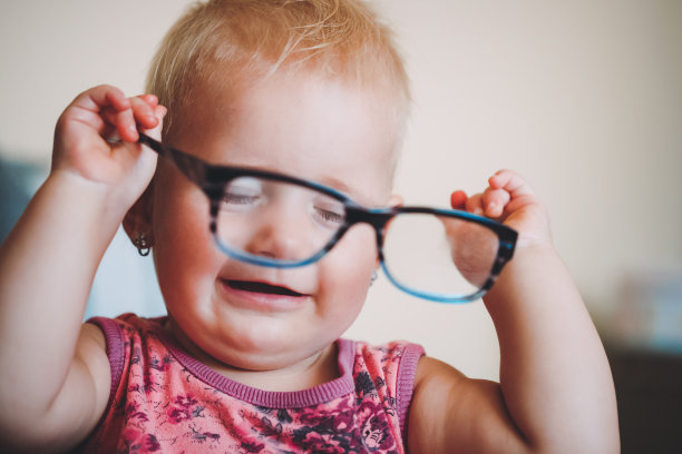 顽皮可爱的小女孩的肖像图片下载