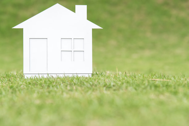 草坪上白色的小房子图片下载