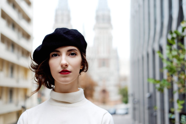 复古风格的肖像。在哥特式城堡的入口处穿着古典服装的巴黎妇女。图片下载