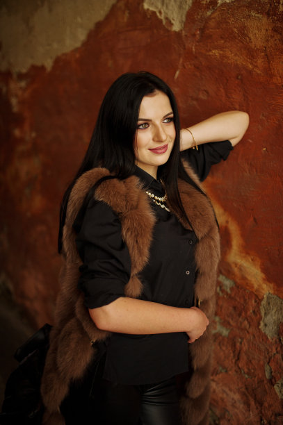 时尚户外照片华丽性感的女人在优雅的衣服和豪华的皮草大衣深色头发。图片下载