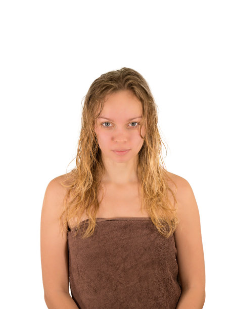 照片中的女子淋浴后用毛巾裹着长发。模型。在白色背景上隔离图片下载