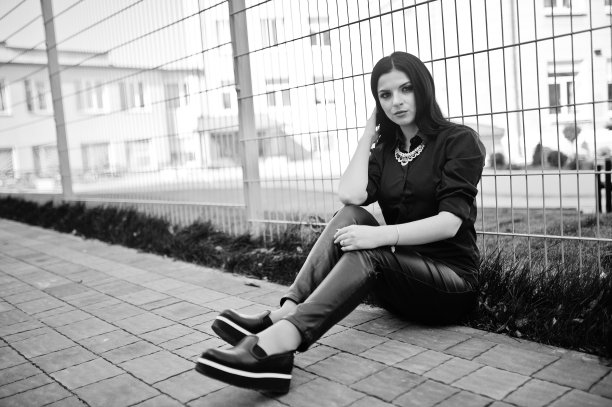 时尚户外照片华丽性感的女人在优雅的衣服和豪华的皮草大衣深色头发。图片下载