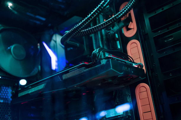 近距离观看游戏玩家的现代桌面电脑图片下载