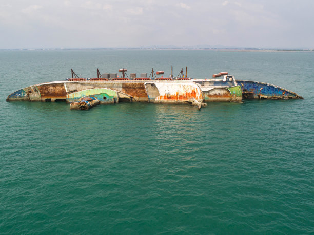 船在海上坠毁，游轮，事故，沉船，俯视图，鸟瞰图图片下载