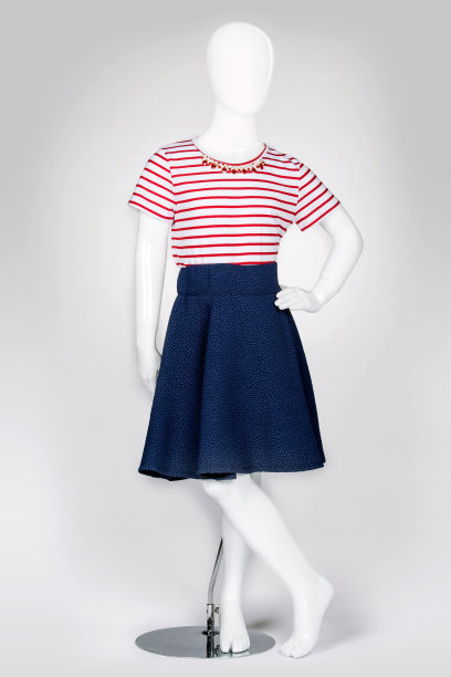 穿着童装的单人儿童人体模型，灰色背景图片下载