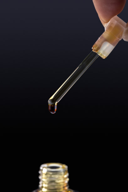 芳香精油滴的微距特写，天然高级保湿护肤品图片下载