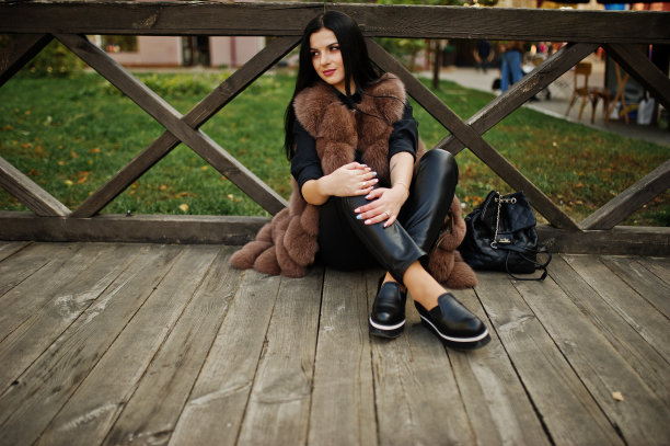 时尚户外照片华丽性感的女人在优雅的衣服和豪华的皮草大衣深色头发。图片下载