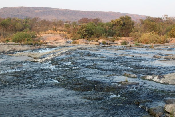 在南非的岩石上流过的河流图片下载