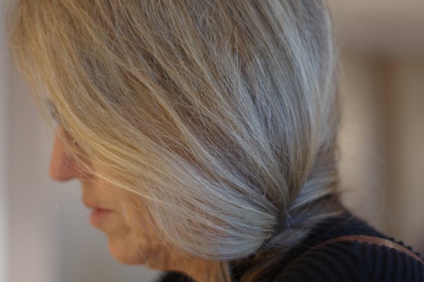 女人在看杂志图片下载