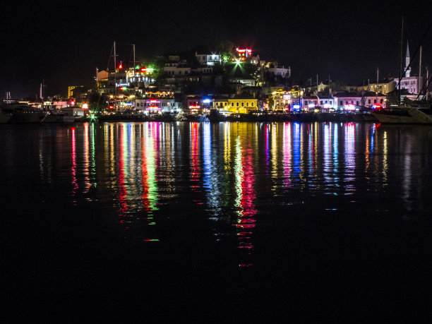 夜晚的马尔马里斯码头图片下载