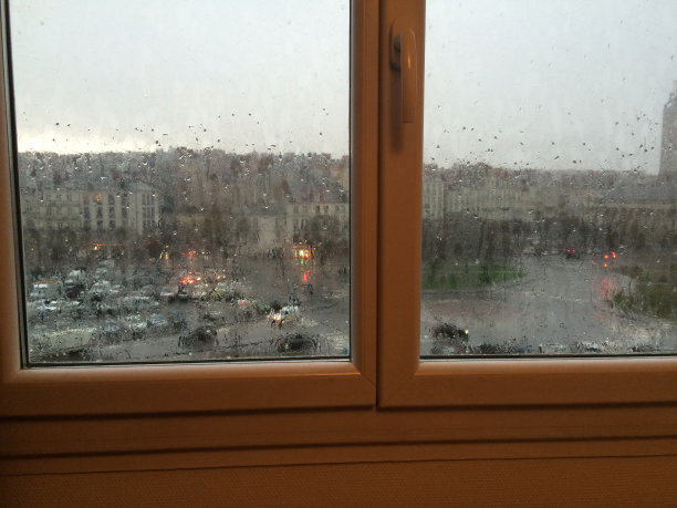 城市的景色，窗外的雨图片下载