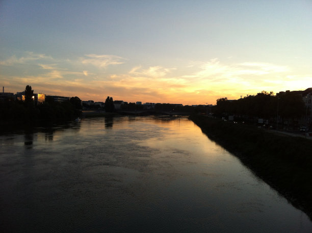 卢瓦尔河和城市的日落图片下载