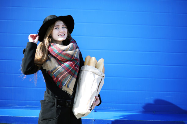 去杂货店散步的法国女人图片下载