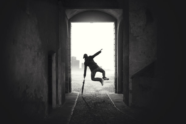 尽管天气不好，快乐的人仍然快乐素材图片