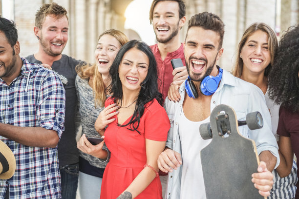 年轻的朋友们在老城中心户外玩耍-快乐的时髦的人们一起欢笑-青春和友谊的概念-聚焦中心女人的黑色头发-温暖的过滤器图片下载