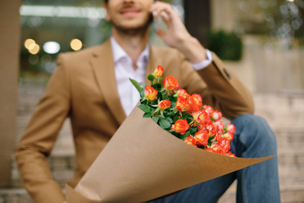 专注于一束用牛皮纸折起来的玫瑰图片下载