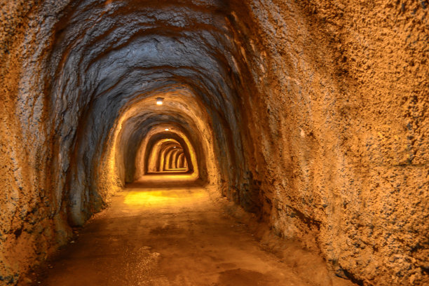 行人隧道中的岩石有照明图片下载