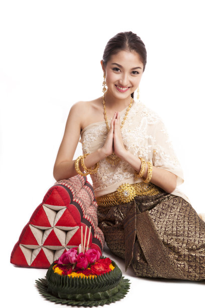 泰国妇女欢迎与传统泰国服装在工作室图片下载