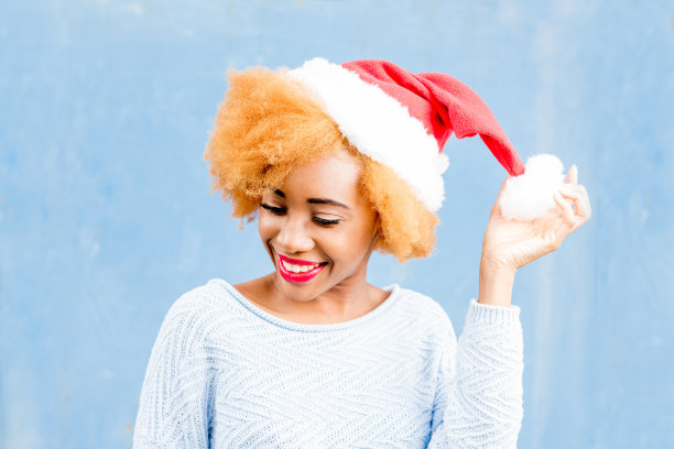 彩色肖像的非洲妇女在圣诞帽素材图片