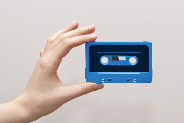 手里拿着蓝色的磁带图片下载