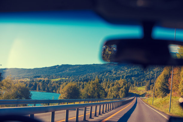 从挡风玻璃看。在山路上开车。挪威自然图片下载