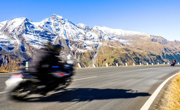 大格洛克纳山的摩托车图片下载