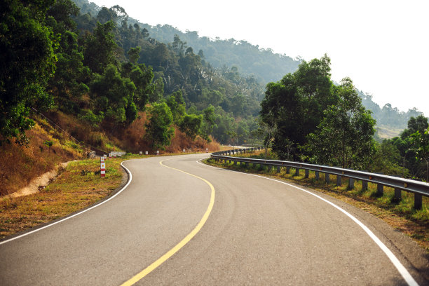 白天的柏油路在山上图片下载