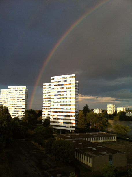 风暴过后的彩虹城市景观图片下载