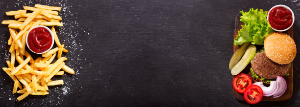 深色背景的汉堡和薯条图片下载