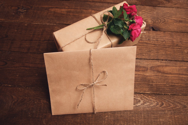 用牛皮纸包装的礼物图片下载