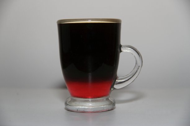 条纹咖啡与草莓利口酒的白色背景图片下载