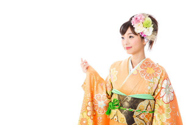 迷人的亚洲女人穿着furisode孤立在白色背景图片下载