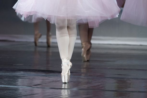 舞台上的足尖芭蕾舞演员图片下载
