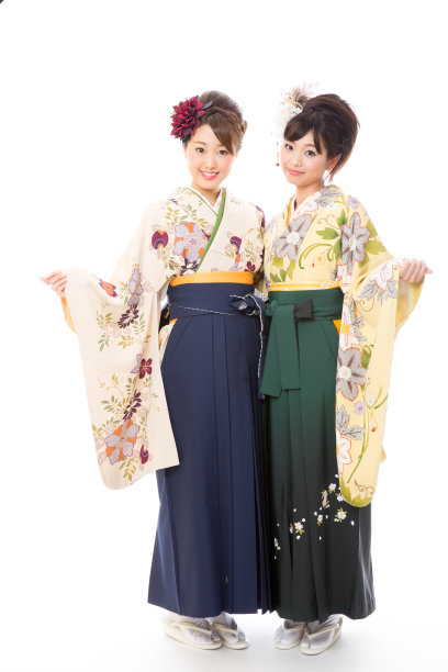 迷人的亚洲女人穿着袴孤立在白色背景图片下载