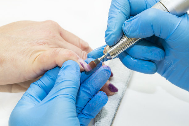 在美容院做美甲的女人图片下载