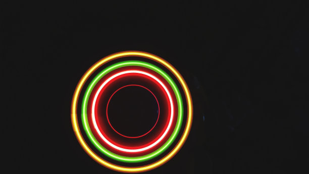 在黑色背景上的光圈图片下载