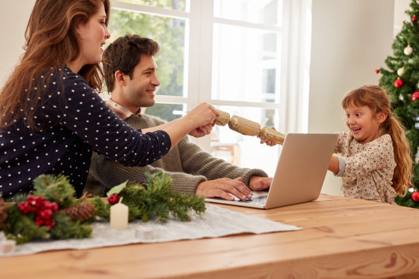 家人在家庆祝圣诞节图片下载