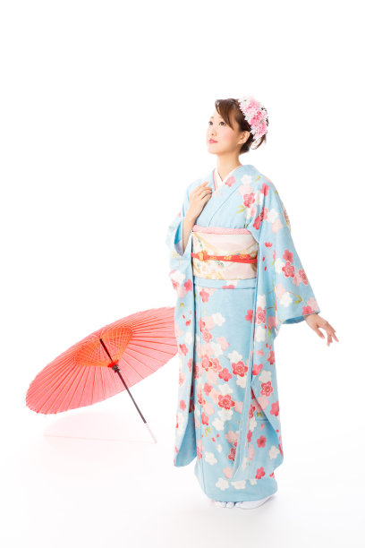 迷人的亚洲女人穿着furisode孤立在白色背景图片下载