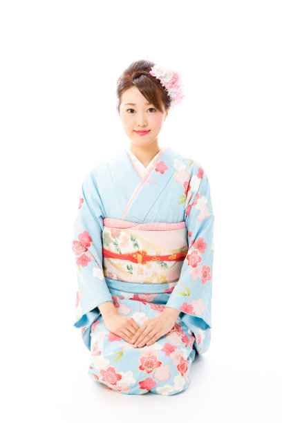 迷人的亚洲女人穿着furisode孤立在白色背景素材图片